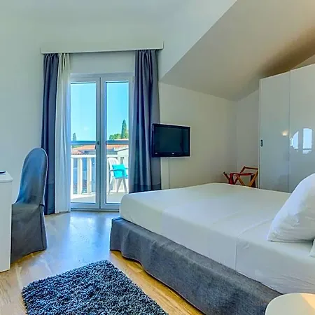 Riva Kastela With Swimming Pool Trogir